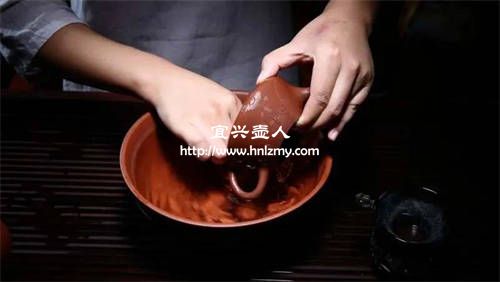 紫砂壶表面茶垢最佳清洗方法