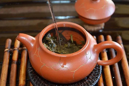 紫砂壶泡完茶后要清洗干净，不存把茶水留在壶里