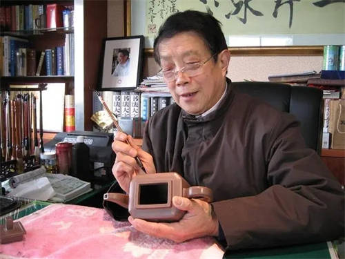 李昌鸿大师正在制作紫砂壶