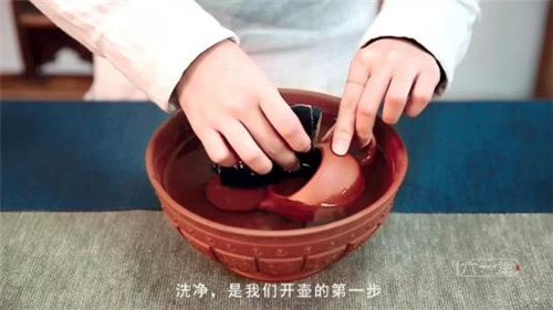 最简单的开壶方法第一步清洗紫砂壶